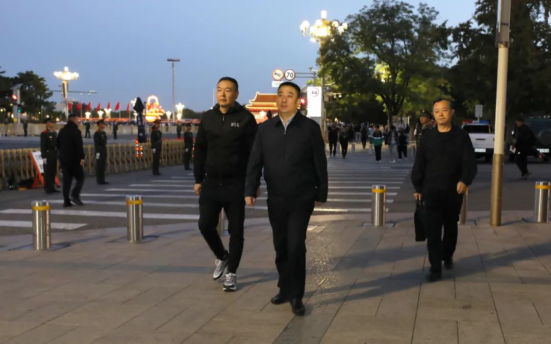 马东总经理到天安门广场升国旗仪式现场检查辅警安检工作
