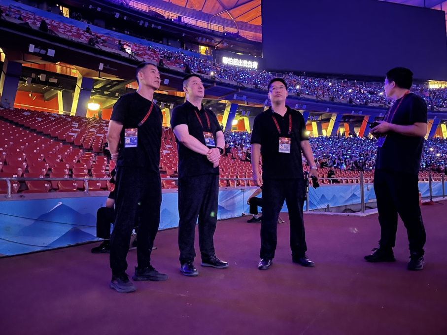 马东总经理实地检查2023华晨宇北京鸟巢演唱会辅警安保工作